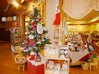 売店のクリスマスツリーの写真