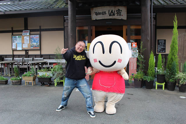 お笑いコンビ「極楽とんぼ」の山本圭壱さんの写真